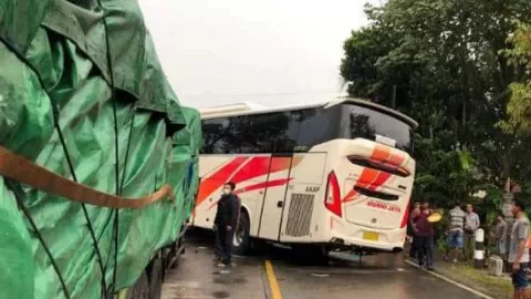 Bus vs Bus Tabrakan di Purworejo, Satu Meninggal Dunia - GenPI.co JATENG