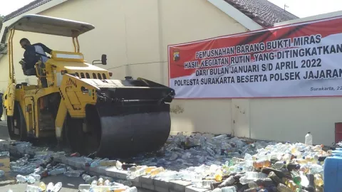 Polresta Solo Musnahkan Ribuan Botol Miras - GenPI.co JATENG