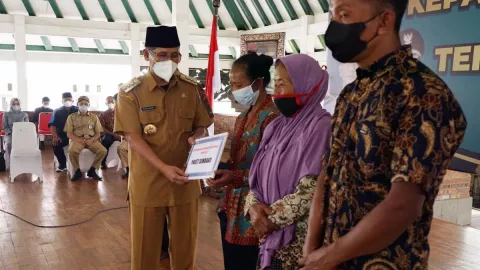 Ratusan Buruh Gendong Boyolali Terima Bingkisan Lebaran - GenPI.co JATENG