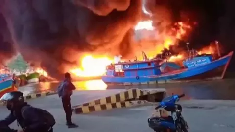 Sejumlah Kapal di Dermaga Batre Cilacap Terbakar - GenPI.co JATENG