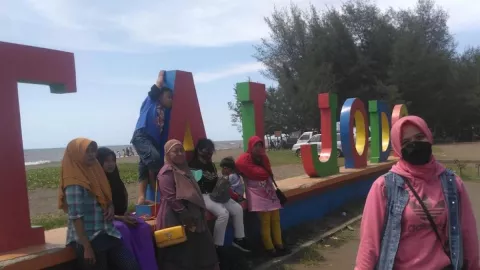 Pantai Jodo Batang Dikunjungi 4.000 Orang per Hari Saat Lebaran - GenPI.co JATENG