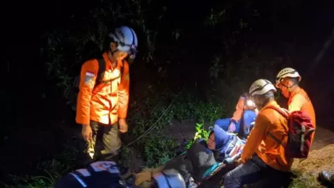 Cedera Kaki, Pendaki Perempuan di Gunung Sindoro Ini Dievakuasi - GenPI.co JATENG
