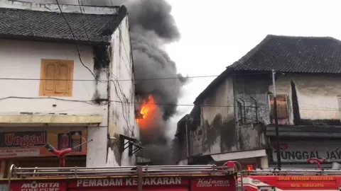 Duh! Toko Batik di Solo Ini Terbakar, Diduga Korsleting Listrik - GenPI.co JATENG
