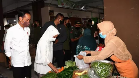 Presiden Jokowi dan Ibu Negara Belanja Sayuran di Pasar Muntilan - GenPI.co JATENG