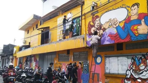 Puluhan Seniman Magelang Bikin Mural Ayo Rukun di Jl Pajajaran - GenPI.co JATENG