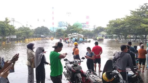 Ketinggian Banjir Rob di Pelabuhan Tanjung Emas Menurun - GenPI.co JATENG