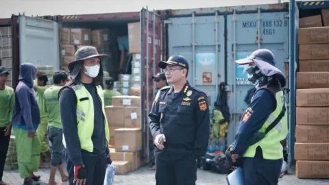 Seratusan Peti Kemas Terdampak Banjr Rob Semarang, Ini Kondisinya - GenPI.co JATENG