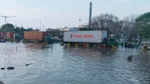 Pelabuhan Tanjung Emas Kembali Diterjang Rob, Segini Tingginya - GenPI.co JATENG