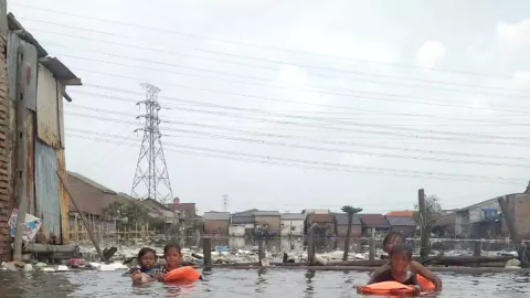 Banjir Rob Bikin Warga Tambakrejo Tutup Jalan, Ini Alasannya - GenPI.co JATENG