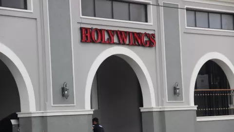 Begini Kondisi Terkini Holywings Semarang, Papan Nama Dicopot - GenPI.co JATENG