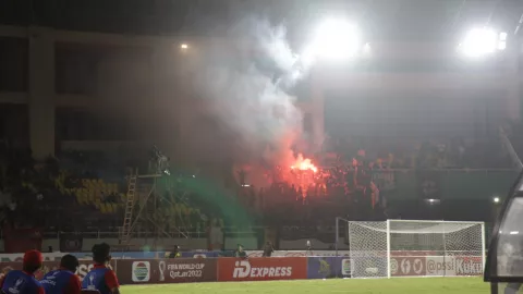 Dicari! Suporter Pelaku Penyalaan Flare di Stadion Manahan - GenPI.co JATENG