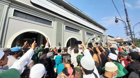 Massa Geruduk Holywings Semarang, Tuntutan Mereka Tegas! - GenPI.co JATENG