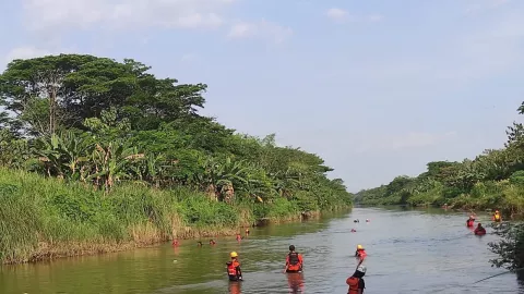 Terpeleset dan Jatuh ke Sungai Bengawan Solo, Remaja Asal Sukoharjo Belum Ditemukan - GenPI.co JATENG