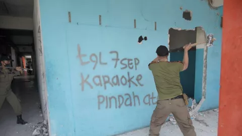 Tak Berizin, Tempat Karaoke di Pasar Klithikan Semarang Dibongkar Satpol PP - GenPI.co JATENG