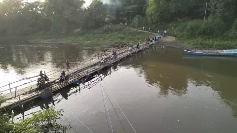 Dibanjiri Warga, Pengelola Jembatan Sasak di Solo Bisa Raup Pendapatan Rp 5 Juta/Hari - GenPI.co JATENG