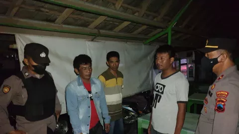 Asyik Pesta Miras di Warung, 3 Pria di Solo Diciduk Polisi - GenPI.co JATENG