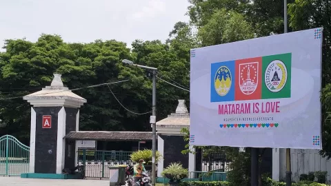 Bukti Suporter Damai, Gibran Pasang Baliho Mataram is Love di Stadion Manahan - GenPI.co JATENG