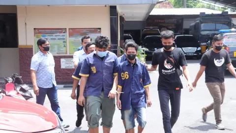 Pulang Nonton Sepak Bola Arema Vs Persebaya di Malang, 4 Pria Bobol Rumah Warga Sukoharjo - GenPI.co JATENG