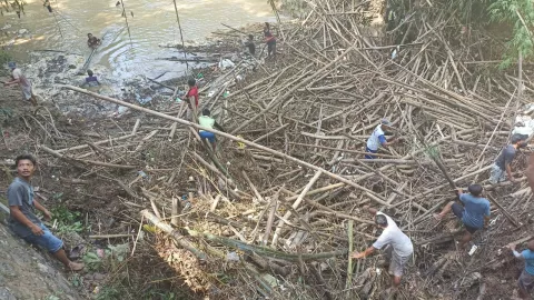 Antisipasi Banjir, Pemkab dan Warga Rembang Bersihkan Rumpun Bambu di Sungai - GenPI.co JATENG