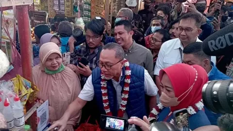 Zulkifli Hasan Ajak Pedagang Pasar di Purbalingga Pakai QRIS untuk Belanja - GenPI.co JATENG