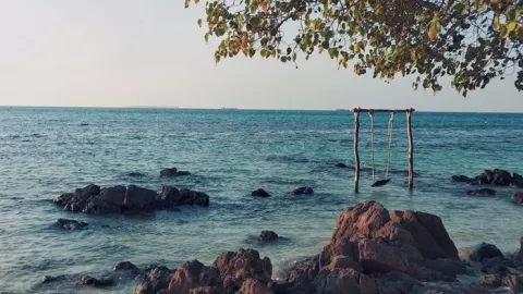 Libur Akhir Tahun, Nih! Ini Daftar Pantai Unik di Karimunjawa yang Wajib Dikunjungi - GenPI.co JATENG