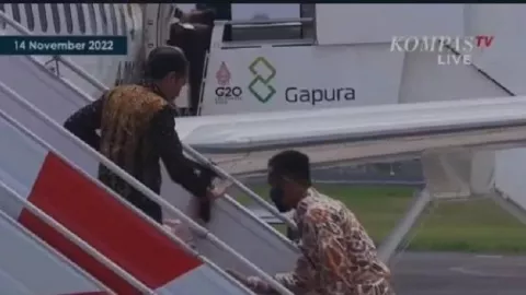 Astaga! Ibu Negara Iriana Jokowi Terpeleset di Tangga Pesawat, Gibran: Kecapekan, Tapi Tidak Apa-Apa - GenPI.co JATENG