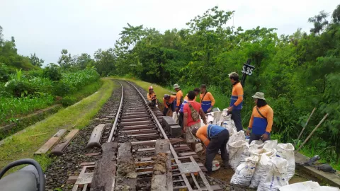 Curah Hujan Tinggi Bikin Petak Rel Terendam Banjir, 2 Perjalanan Railbus Batara Kresna Dibatalkan - GenPI.co JATENG