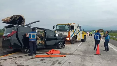 Mobil Seruduk Truk di Tol Semarang-Solo, 3 Orang Tewas - GenPI.co JATENG
