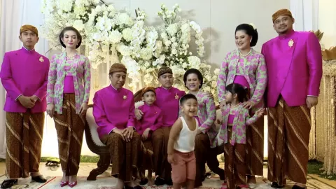 Gemes! Begini Tingkah Lucu Cucu Presiden Jokowi, Panembahan Al Nahyan Malah Pakai Kaus Oblong Sambil Ngedot di Nikahan Kaesang-Erina - GenPI.co JATENG