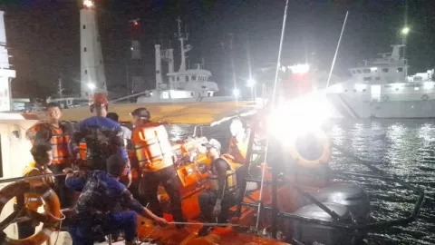 Kapal Cahaya Harapan Hati Alami Rusak Mesin di Semarang, 12 Kru Dievakuasi - GenPI.co JATENG