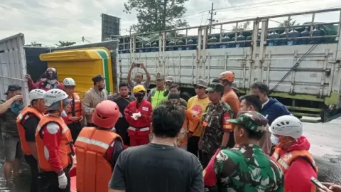 Innalillahi, 3 Orang Tewas Tersetrum Listrik Saat Banjir di Semarang - GenPI.co JATENG
