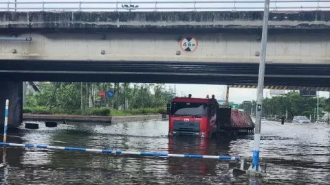 Banjir di Jalan Raya Kaligawe Semarang Belum Surut, Kendaraan Kecil Tak Disarankan Lewat - GenPI.co JATENG