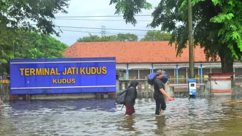 Kebanjiran, Terminal Induk Jati Kudus Lumpuh - GenPI.co JATENG