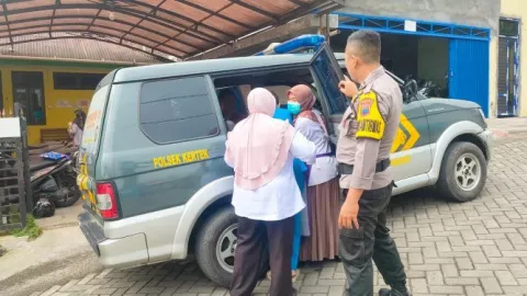 Heboh! Ibu Muda Melahirkan di Mobil Patroli Polsek Kertek Wonosobo, Begini Ceritanya - GenPI.co JATENG