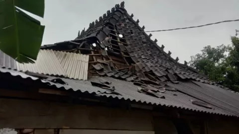 Angin Puting Beliung Terjang Jepara, 31 Rumah Warga Rusak - GenPI.co JATENG