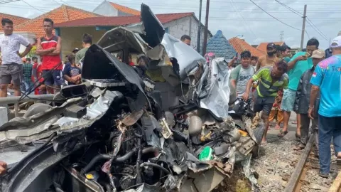 Kereta Tabrak Mobil di Semarang, Begini Kondisi Lokomotif KA Argo Bromo Anggrek - GenPI.co JATENG
