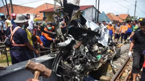 Innalillahi! Kereta Tabrak Mobil di Semarang, 2 Orang Tewas - GenPI.co JATENG