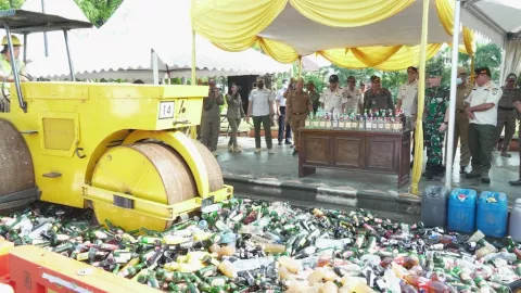 3.894 Botol Minuman Keras di Kendal Dimusnahkan - GenPI.co JATENG