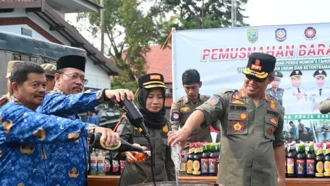 Mantap! 729 Botol Miras Dimusnahkan di Kebumen - GenPI.co JATENG