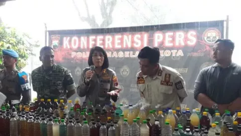 Gerebek Rumah Warga di Magelang, Polisi Sita 844,3 Liter Ciu - GenPI.co JATENG