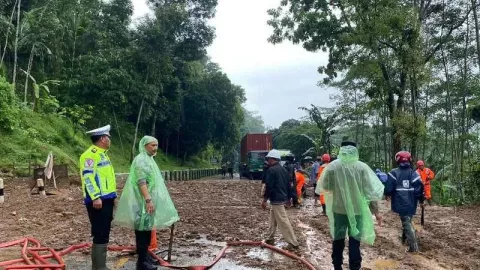 Waduh! Tebing Longsor Tutup Jalan Jogja-Semarang, Begini Kondisinya - GenPI.co JATENG