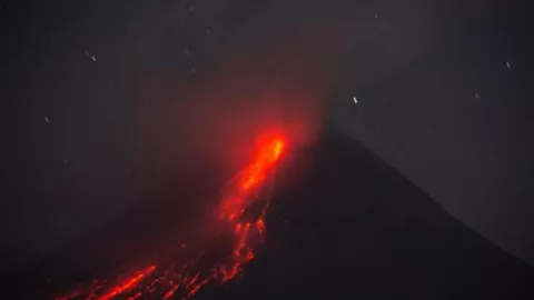 Tetap Waspada! Gunung Merapi Luncurkan Guguran Lava Pijar - GenPI.co JATENG