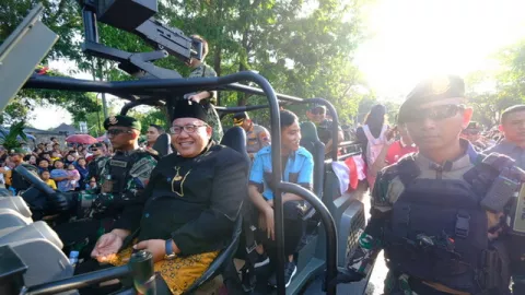 Tampil Nyeleneh! Gibran Pakai Kostum Tukang Parkir di Pawai Pembangunan Kota Solo - GenPI.co JATENG