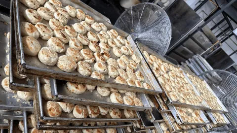 Usaha Bakpia Mendapat KUR BRI, Jadi Tempat Oleh-Oleh Favorit di Yogyakarta - GenPI.co JATENG