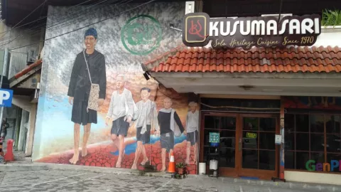 Wuih! Ada Mural Jokowi dan Putin Pakai Baju Adat Badui di Solo - GenPI.co JATENG