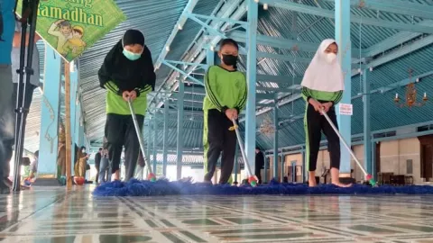 Jelang Ramadan, Puluhan Siswa SD Mengepel Masjid Agung Solo - GenPI.co JATENG