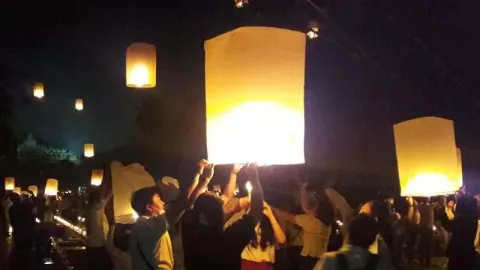 Wow! Ribuan Lampion Diterbangkan dalam Waisak di Candi Borobudur - GenPI.co JATENG
