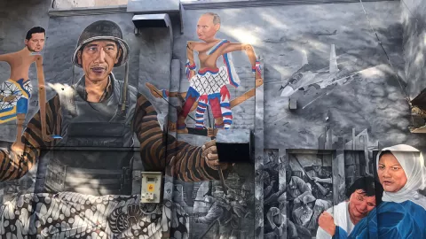 Mural Jokowi Pegang Putin dan Zelenskyy, Bu Iriana Peluk Bocah Menangis - GenPI.co JATENG