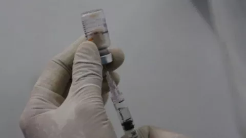 Kabar Terbaru Vaksinasi, Khofifah Dibuat Pusing Tujuh Keliling - GenPI.co JATIM
