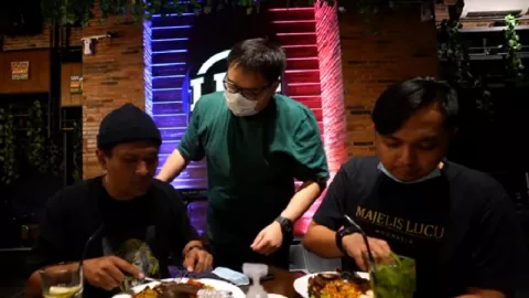 Tingkah Kocak Dono dan Firza Dilayani Crazy Rich Surabaya - GenPI.co JATIM